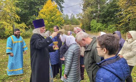 Молебен у поклонного креста в деревне Александрово