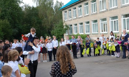 Торжественная линейка перед началом нового учебного года в Котеревской средней образовательной школе Истринского округа
