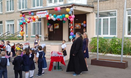 Торжественная линейка перед началом нового учебного года в Котеревской средней образовательной школе Истринского округа